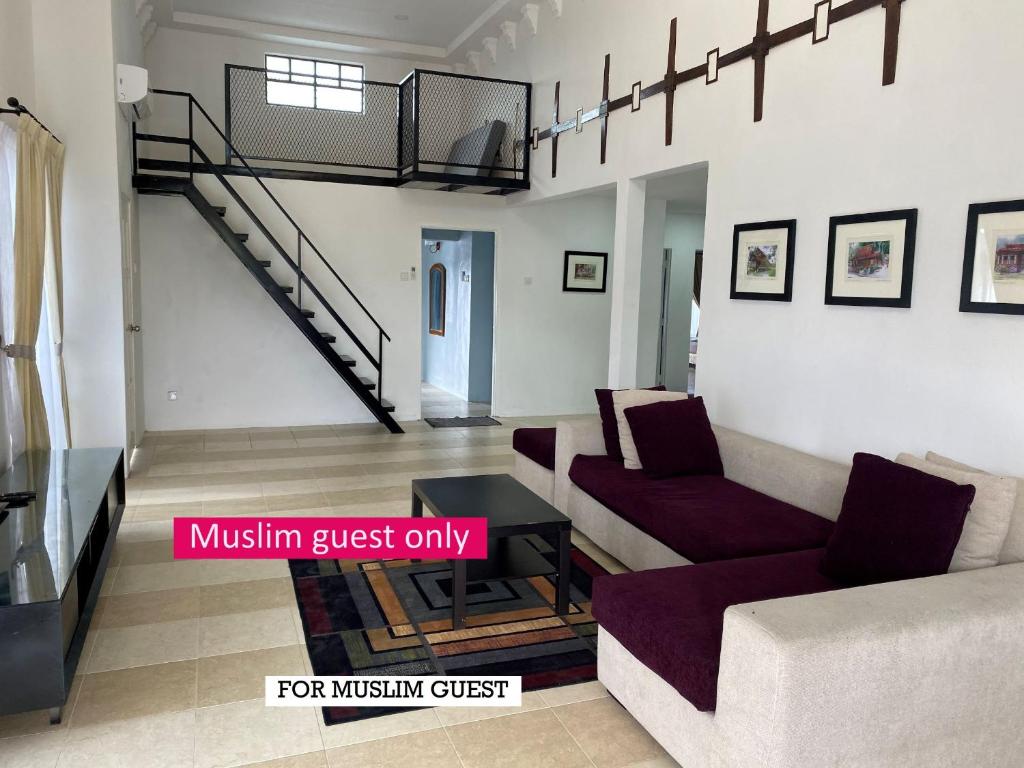 891 Villa Sebayu Muslim Afamosa Resort Melaka的休息区