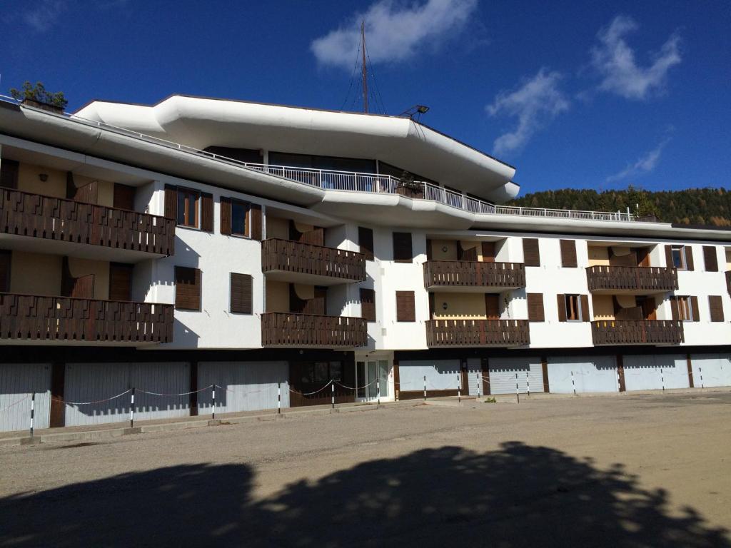 阿尔卑斯休斯山阿尔卑斯休斯山公寓的旁边带阳台的建筑