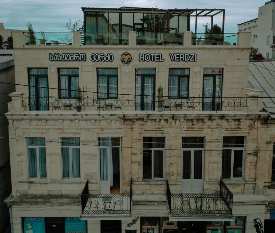 库塔伊西Hotel Verdzi的一座旧建筑,上面有酒店