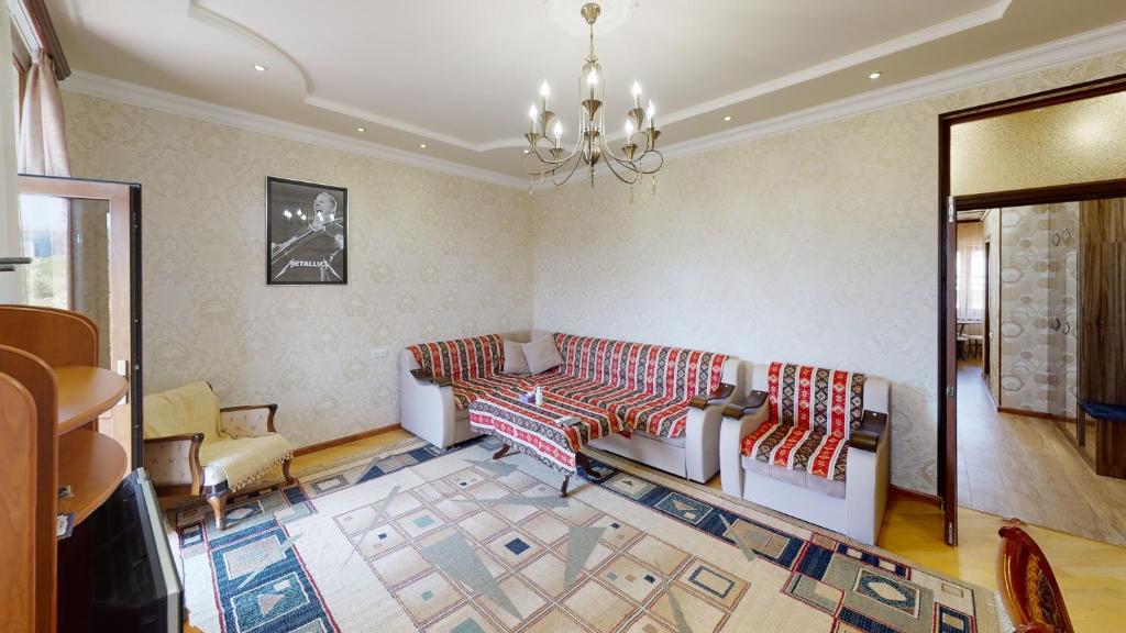 埃里温Yerevan City Center apartment的带沙发和吊灯的客厅