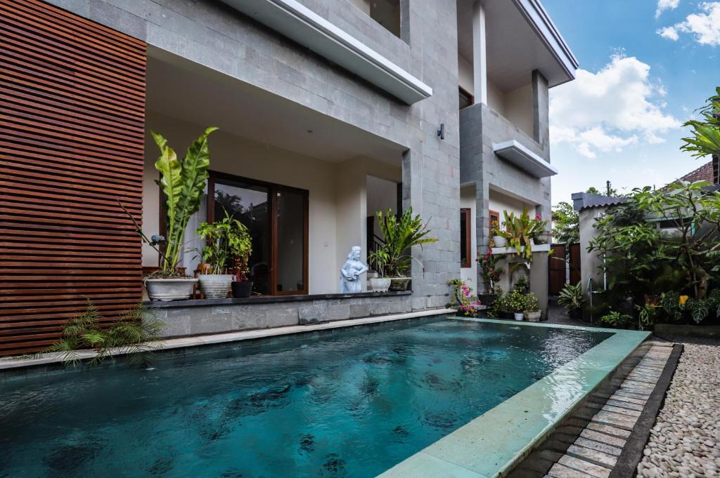 乌布Central Ubud Modern Apartments + Private Kitchen的房屋前的游泳池