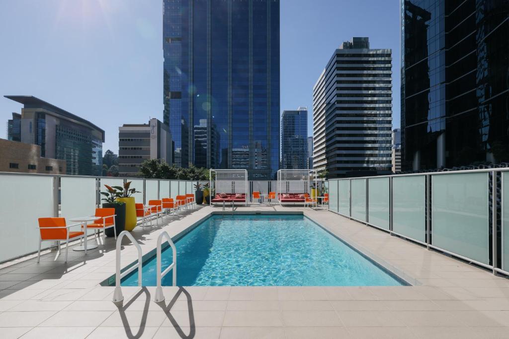 布里斯班voco Brisbane City Centre, an IHG Hotel的建筑物屋顶上的游泳池