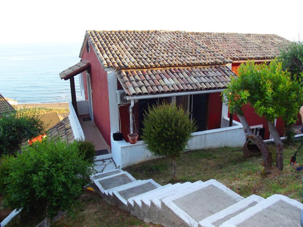 格利法达Adriatic View Villa的海边的红色白色房子,设有楼梯