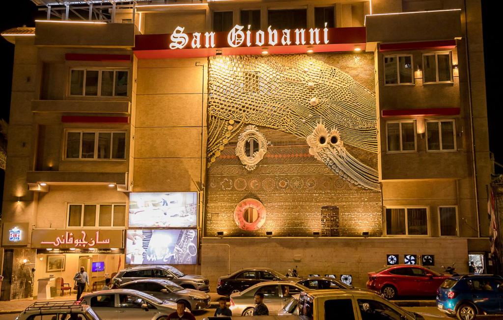 亚历山大San Giovanni Stanly Hotel的一面有大壁画的建筑