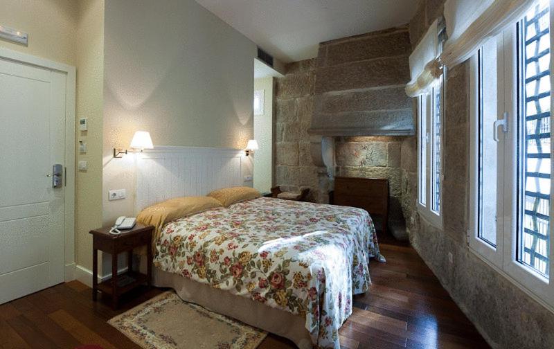 维戈普埃塔甘博亚酒店的一间卧室,卧室内配有一张大床