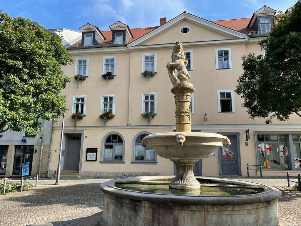 魏玛阿尔茨塔德旅馆的一座建筑前庭院里的喷泉