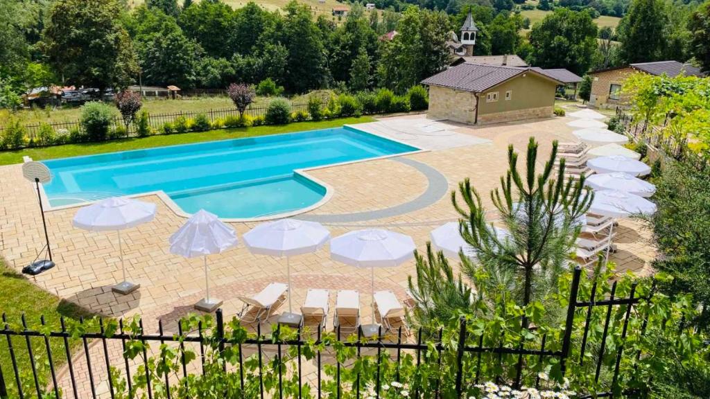卡洛费尔Комплекс Омайник的享有带遮阳伞的游泳池的顶部景致