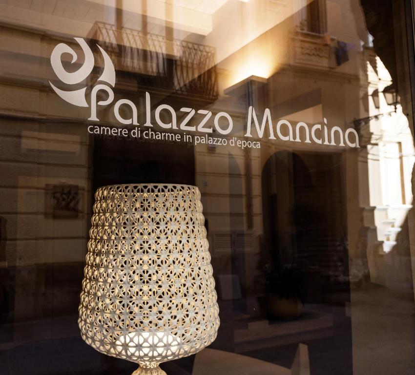特拉帕尼Palazzo Mancina的商店窗户上的吊灯