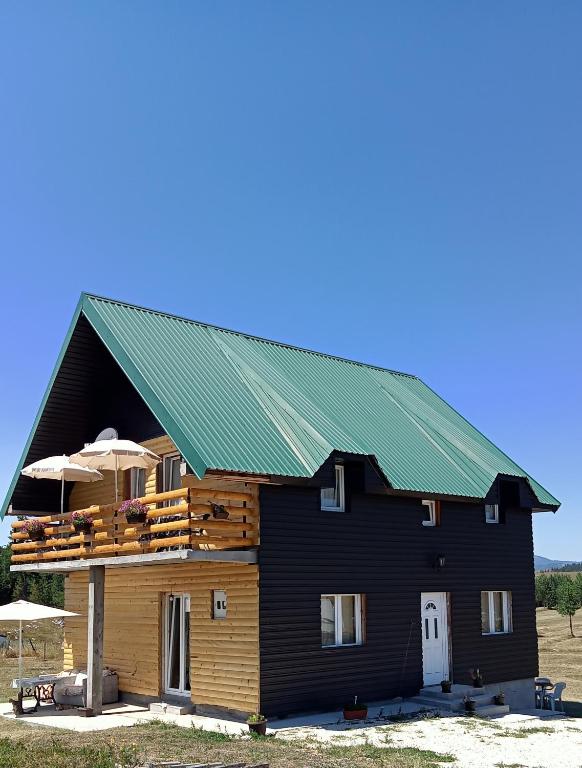 扎布利亚克Vila Danida的绿色屋顶的木屋