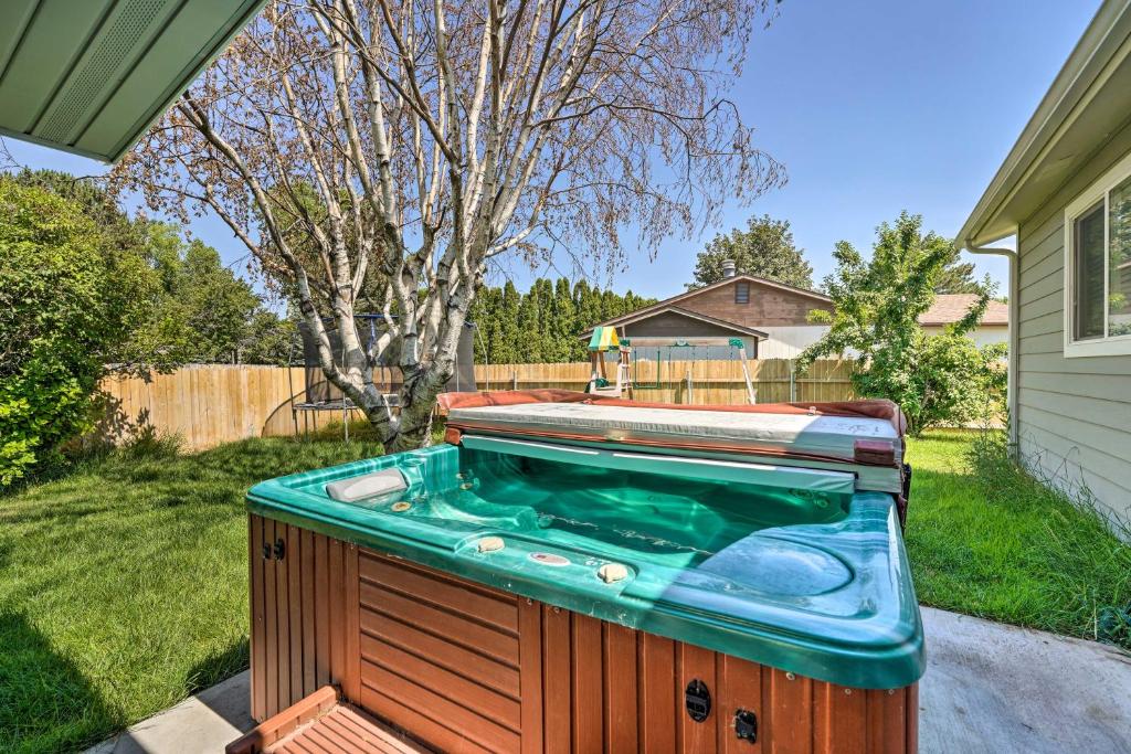 双子瀑布Lovely Twin Falls Home with Private Hot Tub!的房屋后院的热水浴池