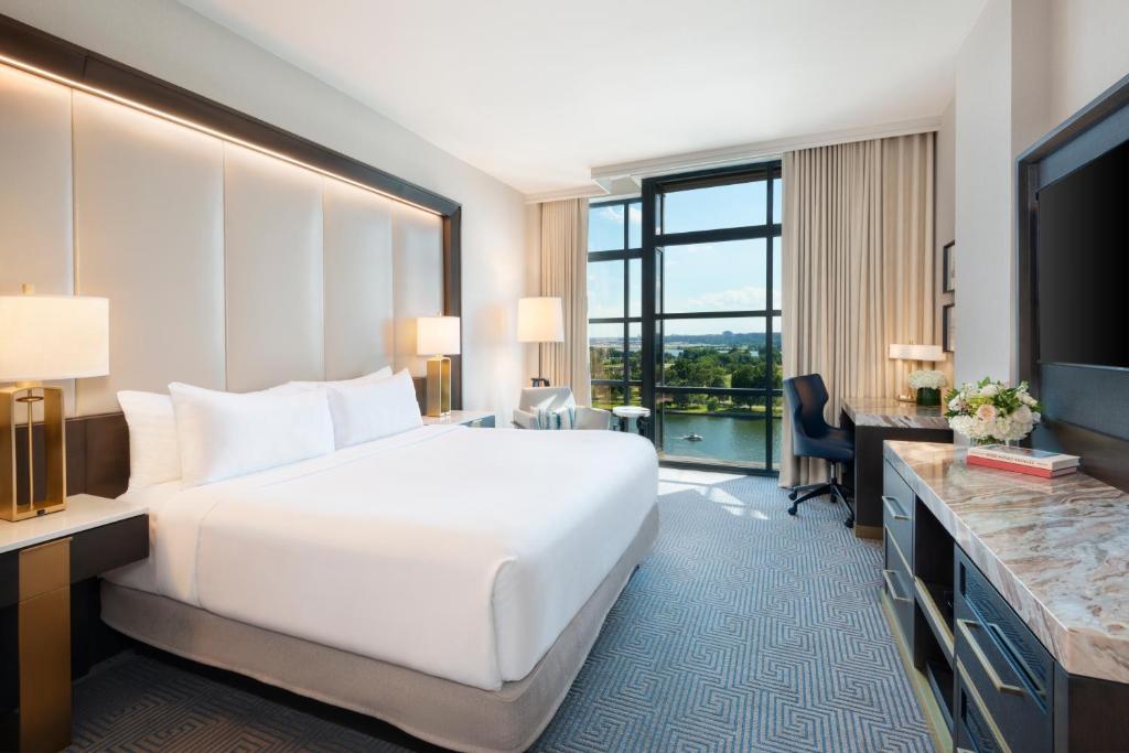 InterContinental - Washington D.C. - The Wharf by IHG客房内的一张或多张床位