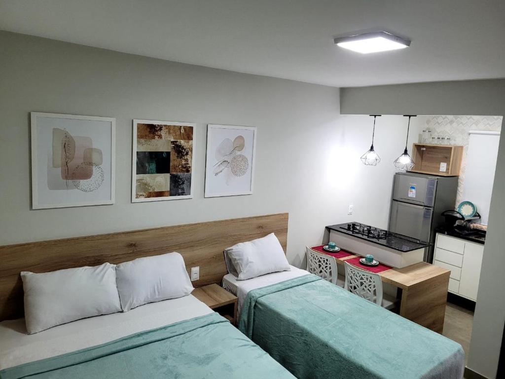 萨尔瓦多保萨达索拉里斯旅馆的一间小房间,配有两张床和厨房
