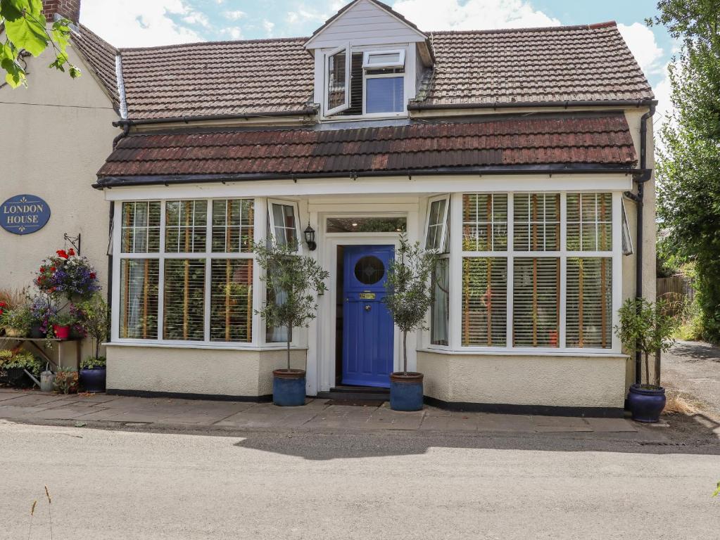 巴特尔Little London的一座带蓝色门窗的房子