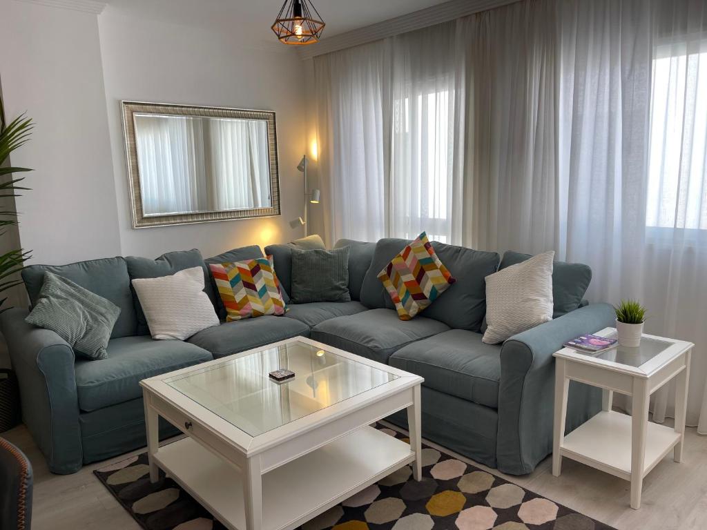 卡拉德米哈斯La Cala Holiday Retreat的客厅配有蓝色的沙发和桌子