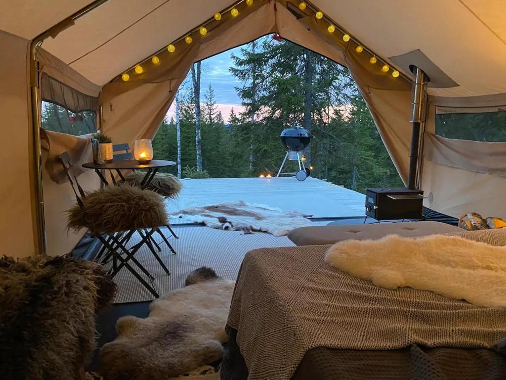 图什比Glamping Tent with amazing view in the forest的帐篷配有桌子和烧烤架
