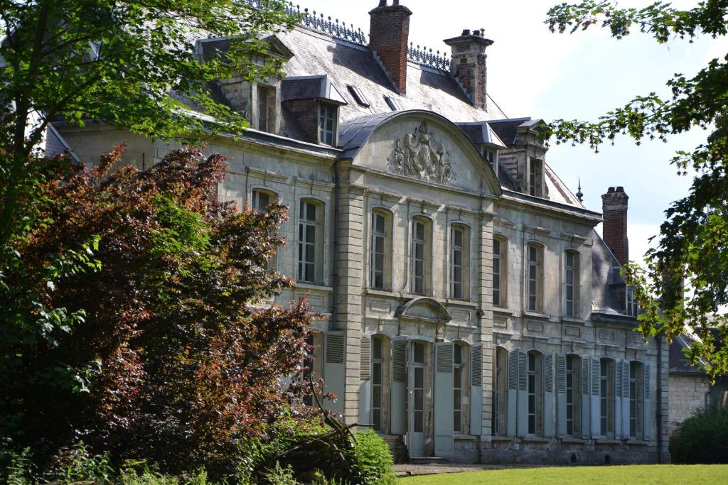 ContayChâteau de Contay Guesthouse - 1753的公园中间的一座老房子