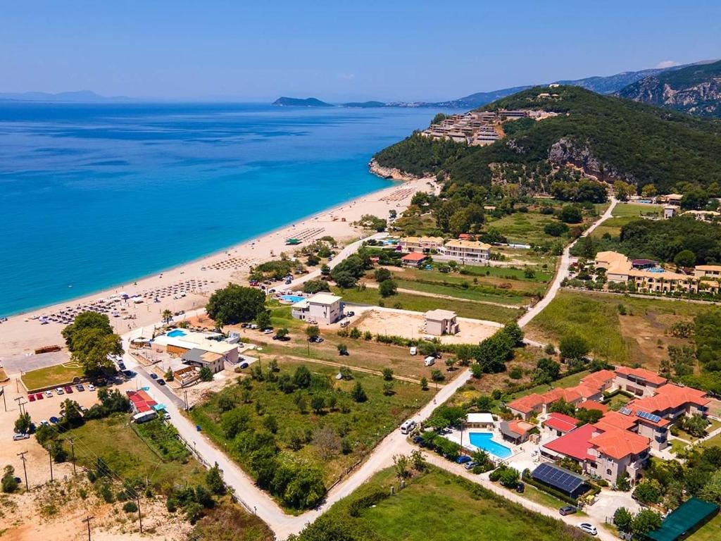 波帝卡Hotel Elina的享有海滩和海洋的空中景致