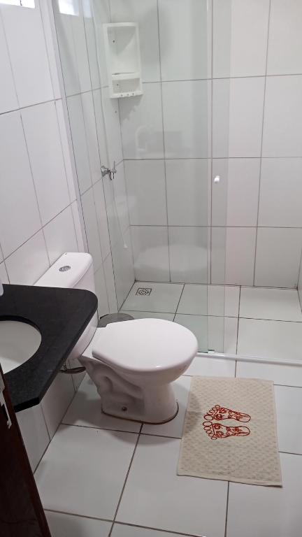 圣阿马鲁Casa de temporada 02 -Chalé Portal do Paraíso的白色的浴室设有卫生间和水槽。