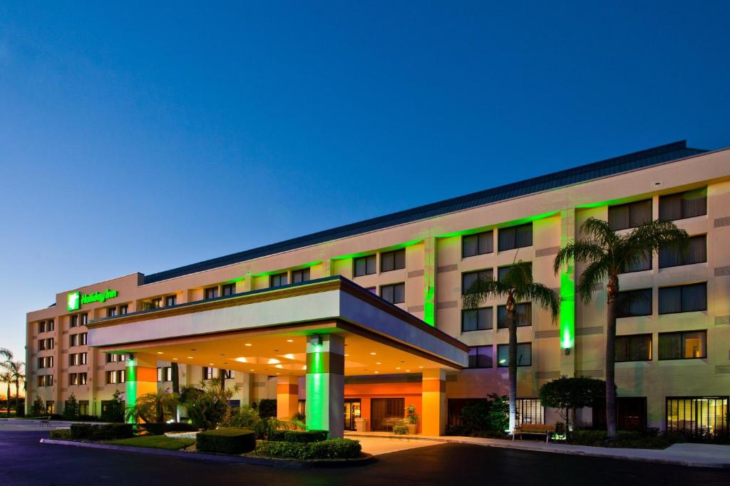 圣露西港Holiday Inn Port St. Lucie, an IHG Hotel的前面有绿灯的酒店