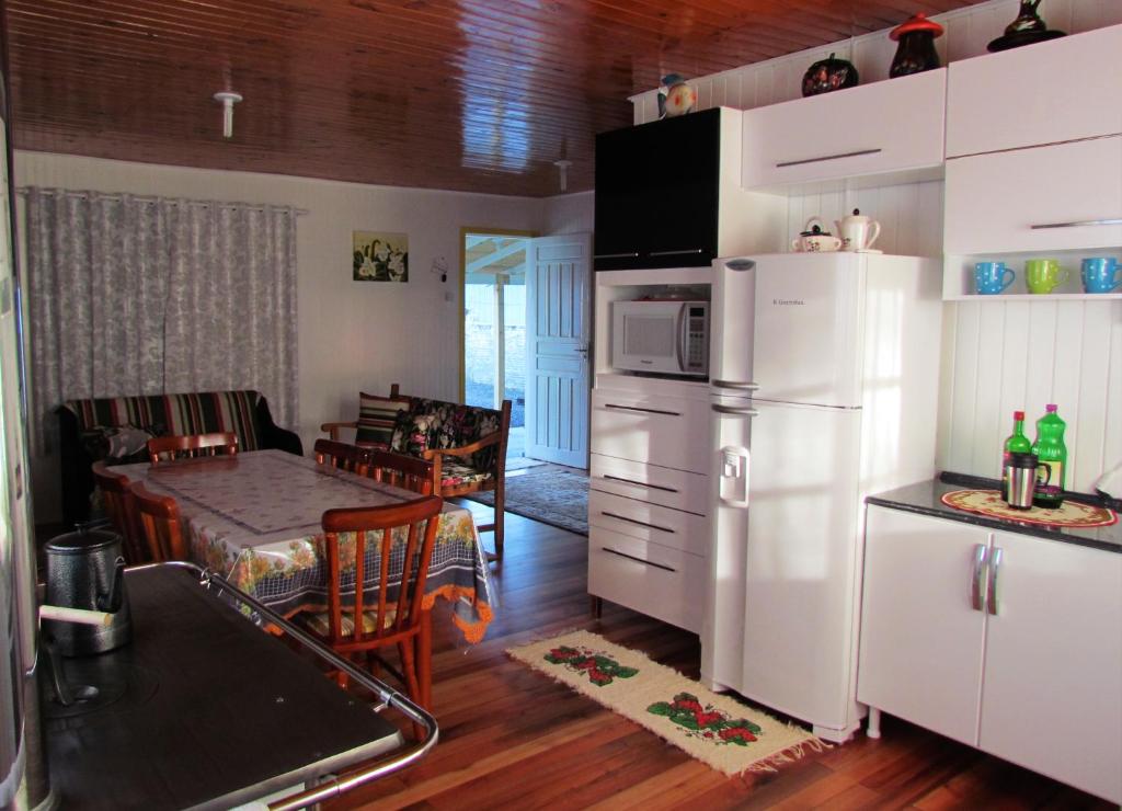 乌鲁比西Casa de Ferias Alternativa的一间带白色冰箱的厨房和一间用餐室
