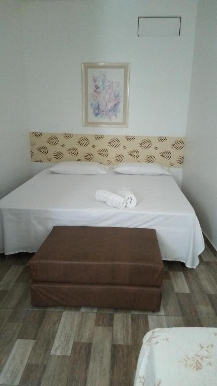 伊列乌斯Hospedaria Ilhéus 04的酒店客房,配有一张棕色的奥斯曼床