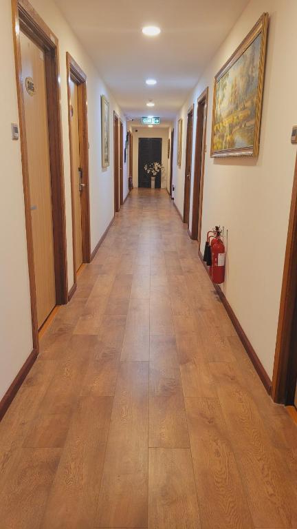 斯里巴加湾市Coconut Bay Lodge - Beribi的大楼内铺有木地板的长走廊