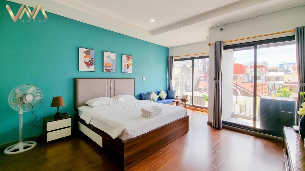 河内VNAHOMES Serviced Apartment的一间卧室设有一张床和蓝色的墙壁