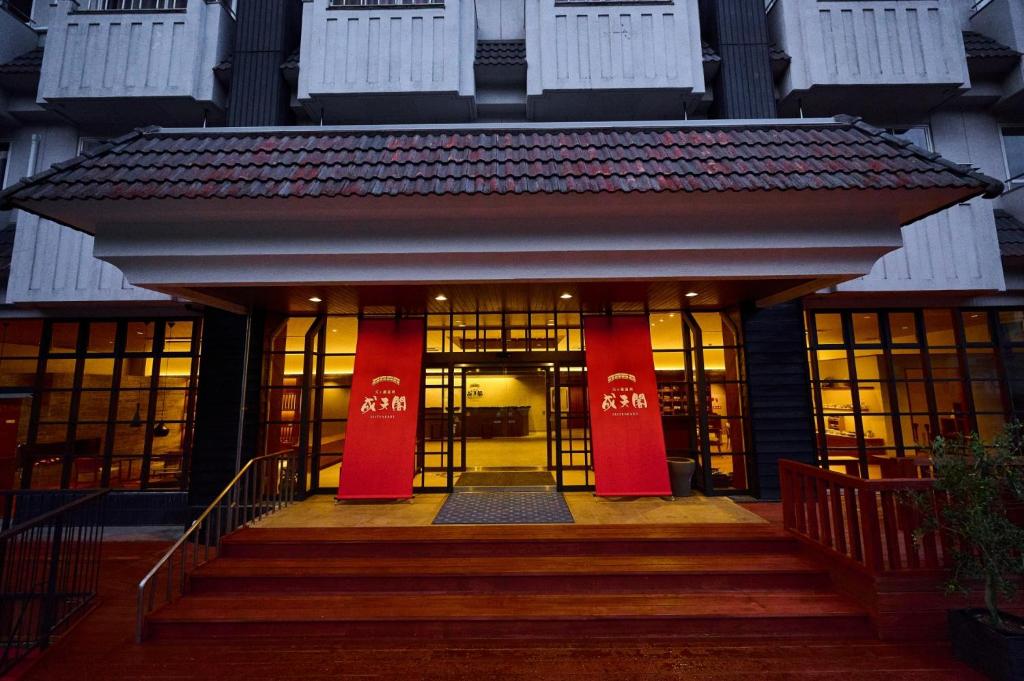 日田市Seitenkaku的红色门的建筑物入口