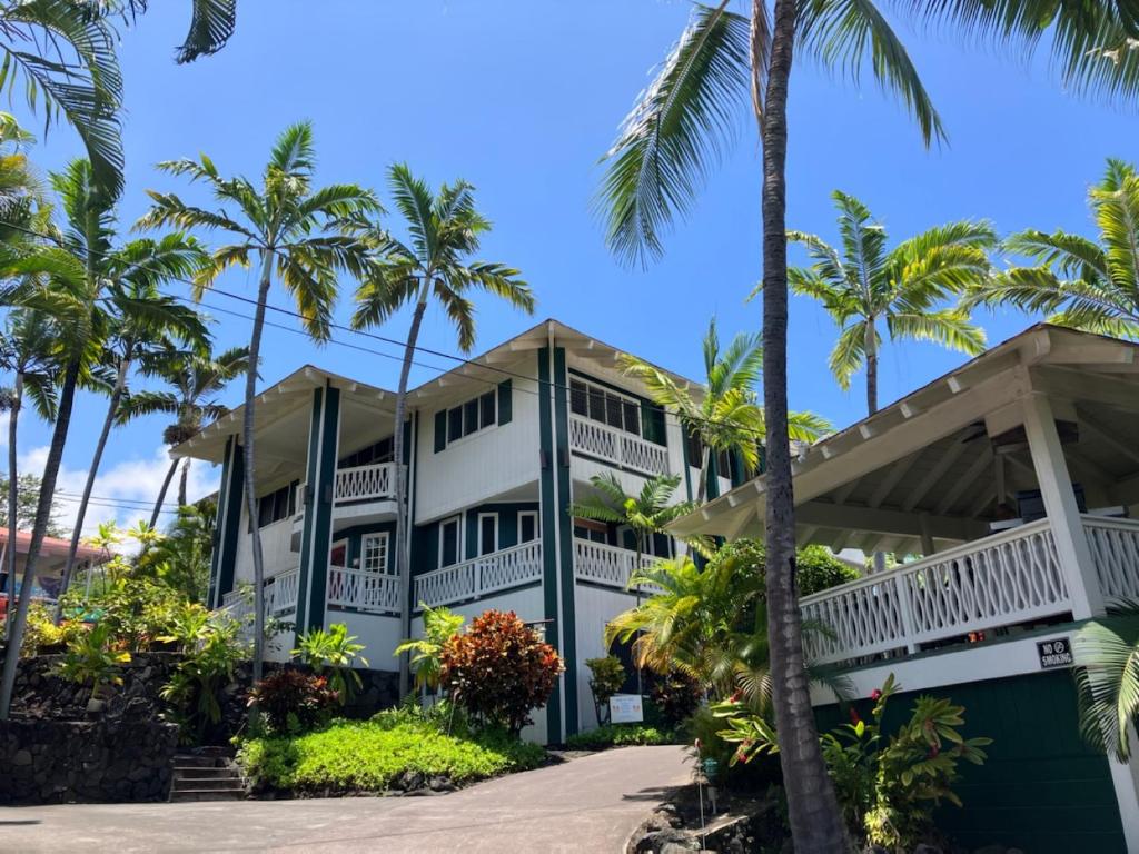 科纳大岛静养旅馆的一座棕榈树建筑