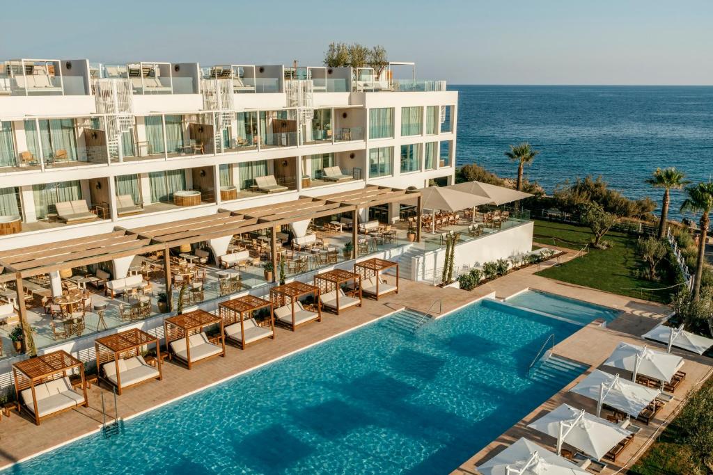 圣托马斯Villa Le Blanc, a Gran Meliá Hotel - The Leading Hotels of The World的享有酒店空中景致,设有游泳池和海洋