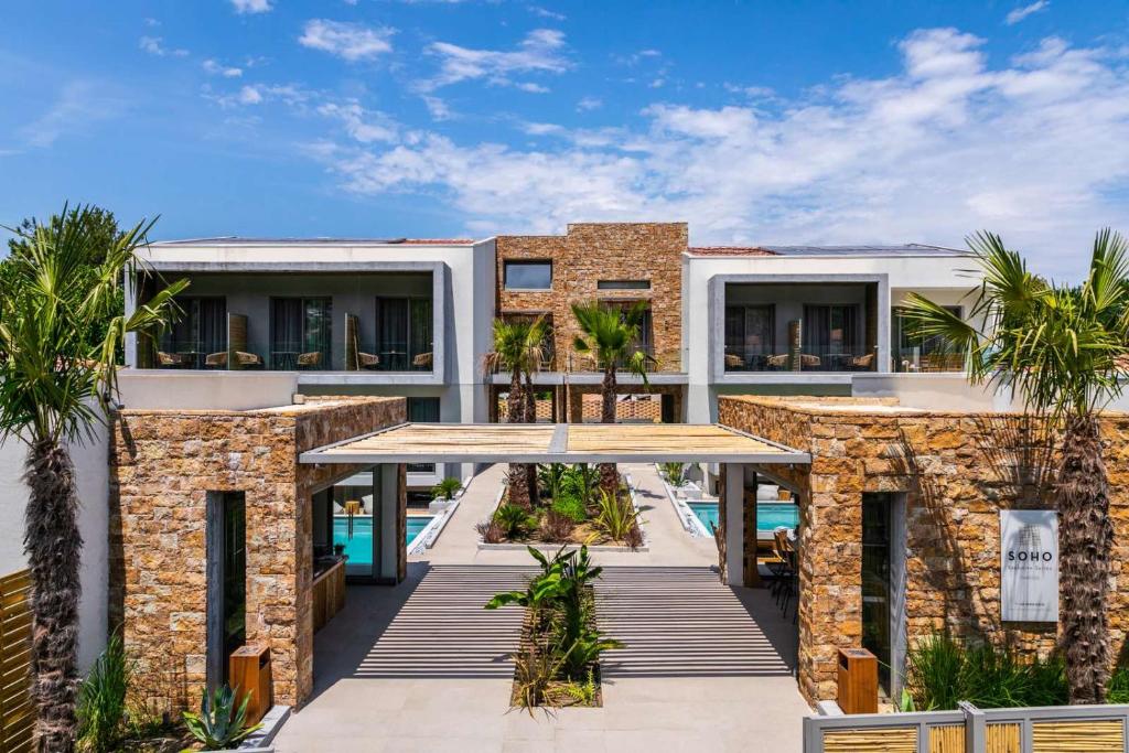 斯卡拉伯塔麦斯Soho Exclusive Suites的棕榈树度假村的外部景色
