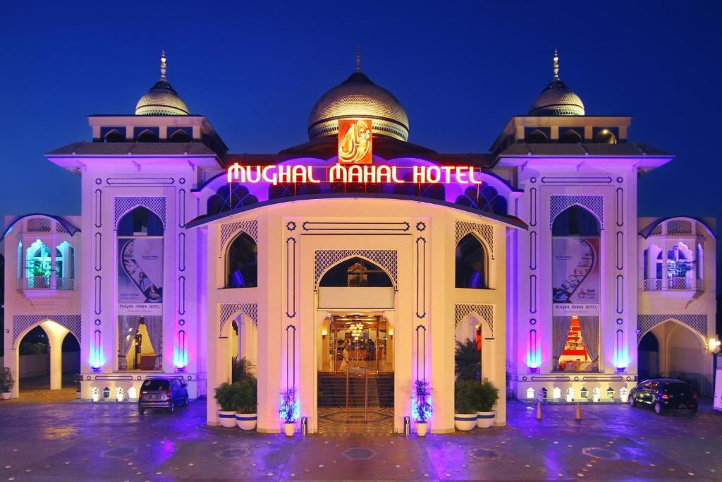 GujrānwālaMUGHAL MAHAL HOTEL的akritkrit市场酒店在晚上点燃了照明。