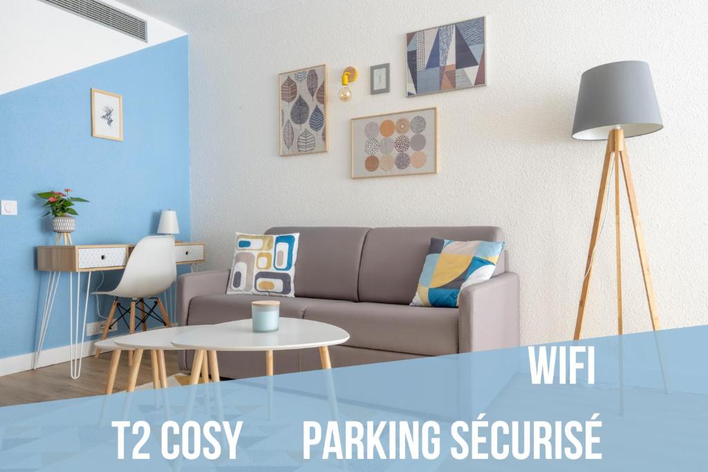 罗什福尔T2 cosy Port de plaisance Parking-wifi gratuit的客厅配有沙发和桌子