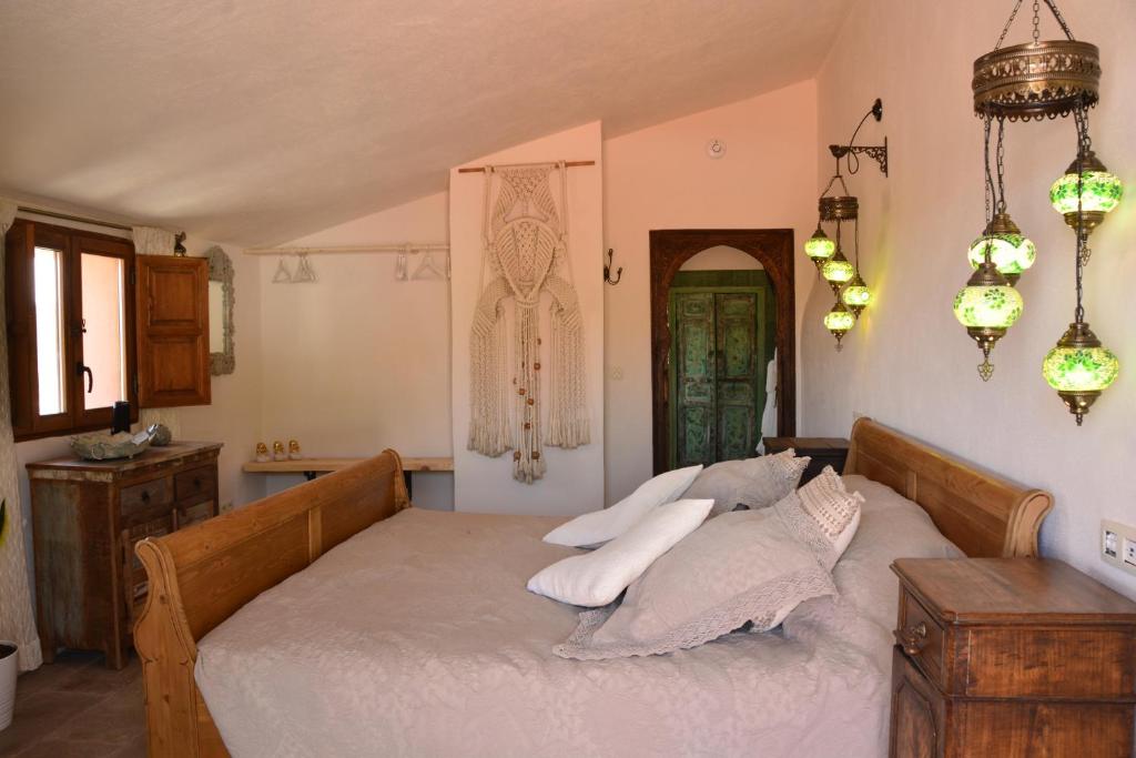 La LosillaLuz de la Luna B&B, Casa Rural的一间卧室配有白色床单