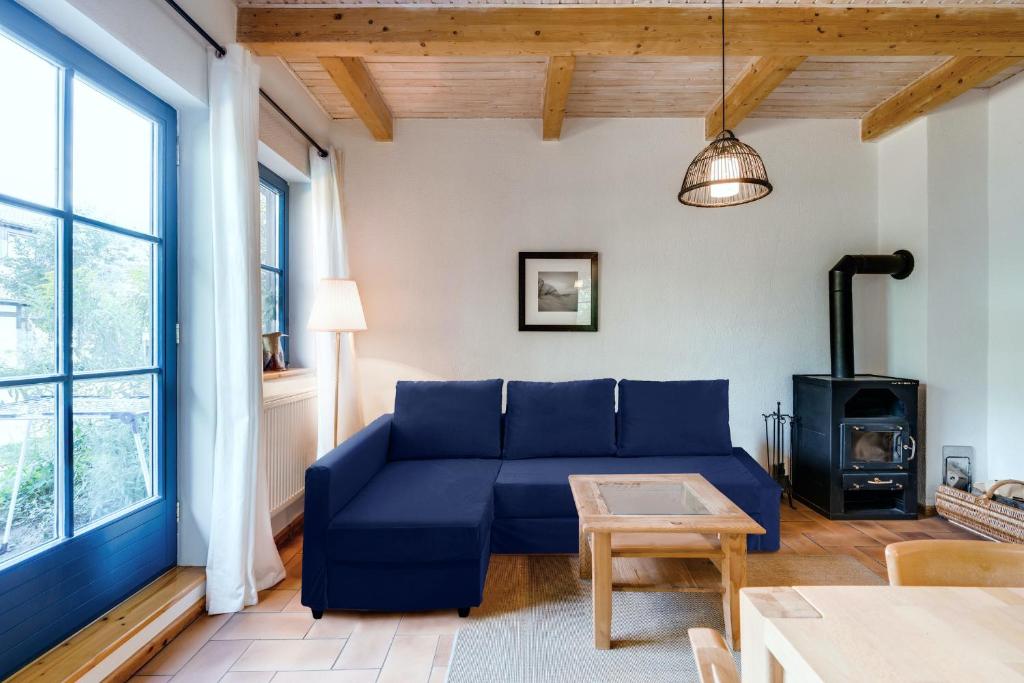 朗克维茨3-Raum Apartment bis 6 Pers 42的客厅配有蓝色的沙发和燃木炉。