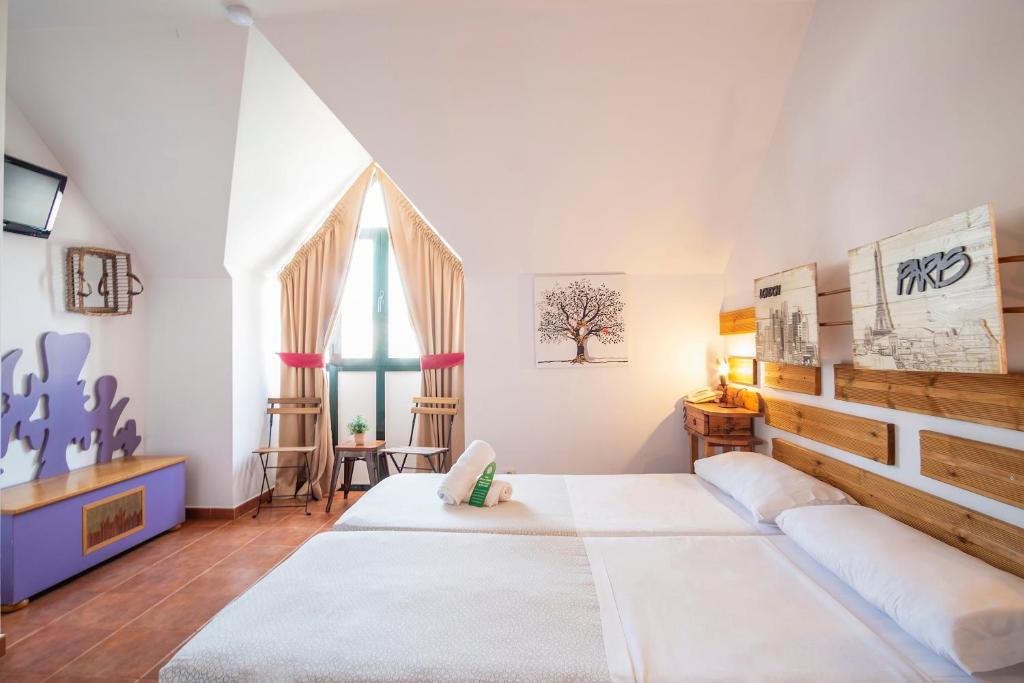 Estepona马蒂尔德夫人酒店的一间卧室设有一张大床和一个大窗户