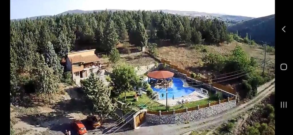 韦莱斯Vila Nika的享有带游泳池的房屋的空中景致