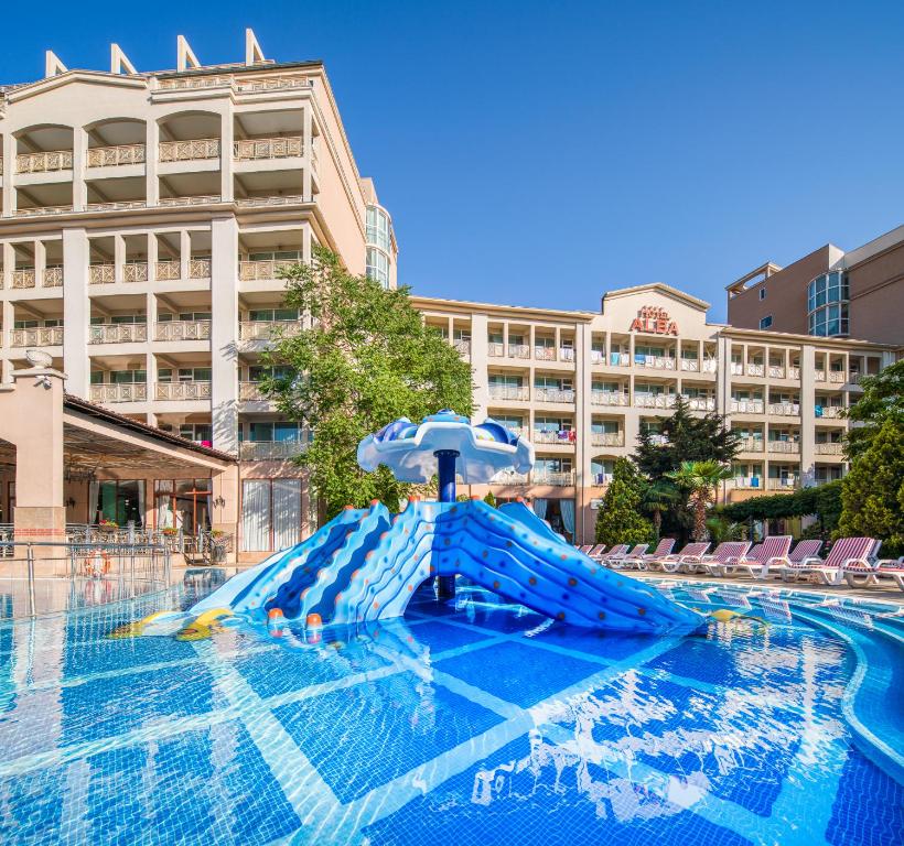 阳光海滩阿尔巴全包酒店 的游泳池中间的蓝色水滑梯