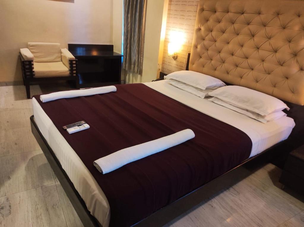 索拉普Hotel Vaishnavi的一张大床,在房间内有一个大床头板