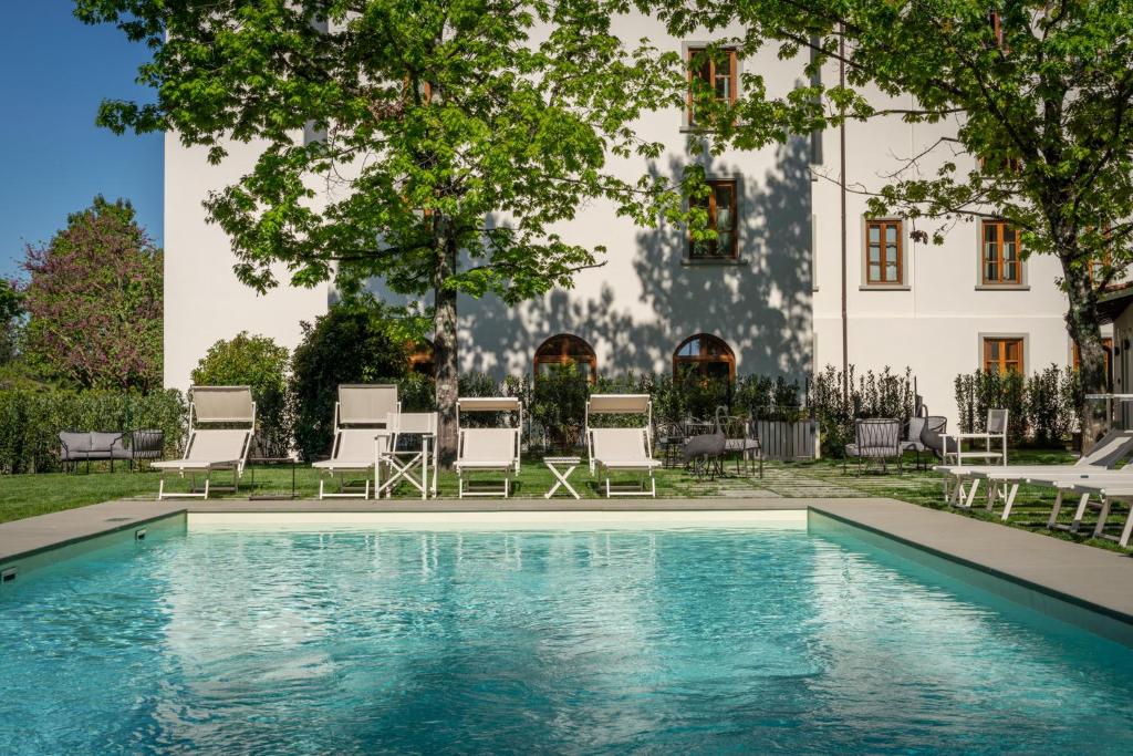 佛罗伦萨Villa Neroli的白色建筑前的游泳池