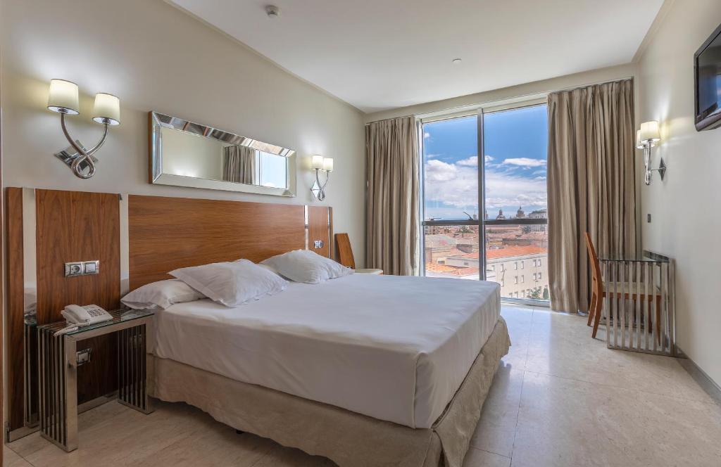 萨拉曼卡科隆纳索尔大酒店的酒店客房设有一张床和一个大窗户