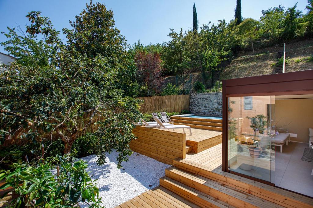 基安蒂格雷夫Casa Vacanze Alessandro 2的一个带木甲板和房子的花园