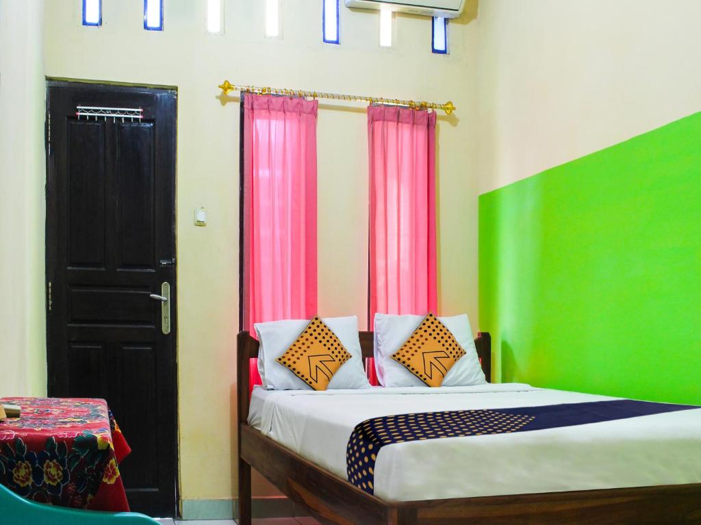 SPOT ON 91227 Al Bayt Syariah Guest House客房内的一张或多张床位