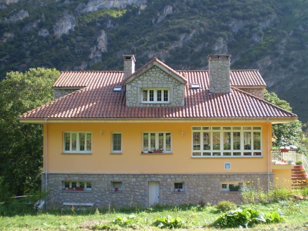 波拉德索米耶多拉布拉纳酒店的黄色的房屋,有红色的屋顶
