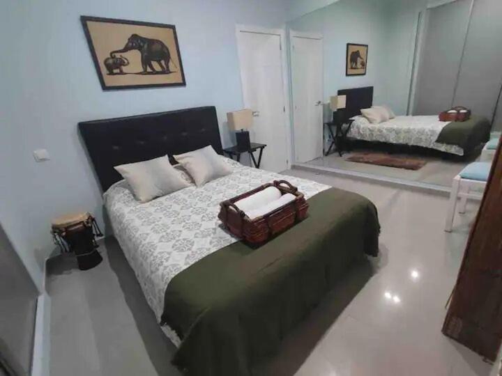 马德里APARTAMENTO PRIVADO CERCA DE IFEMA y AEROPUERTO的一间卧室,配有一张带袋子的床
