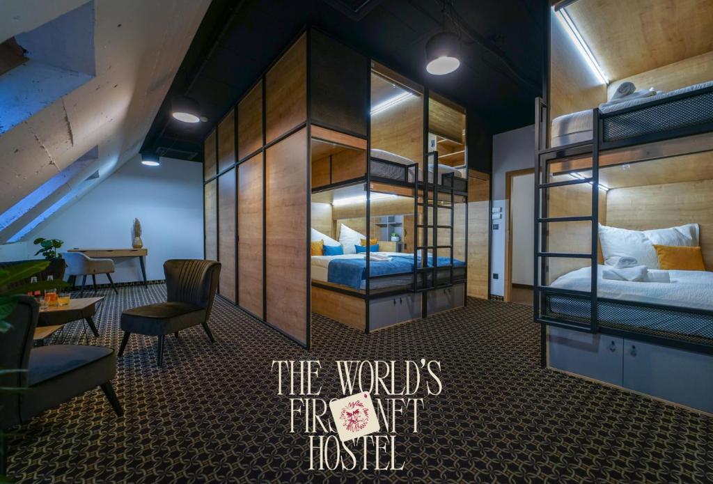 布拉迪斯拉发CHORS like a hotel - 1st World NFT Block & Art Capsule Hostel MetaCHORS的带两张双层床的房间和用餐室