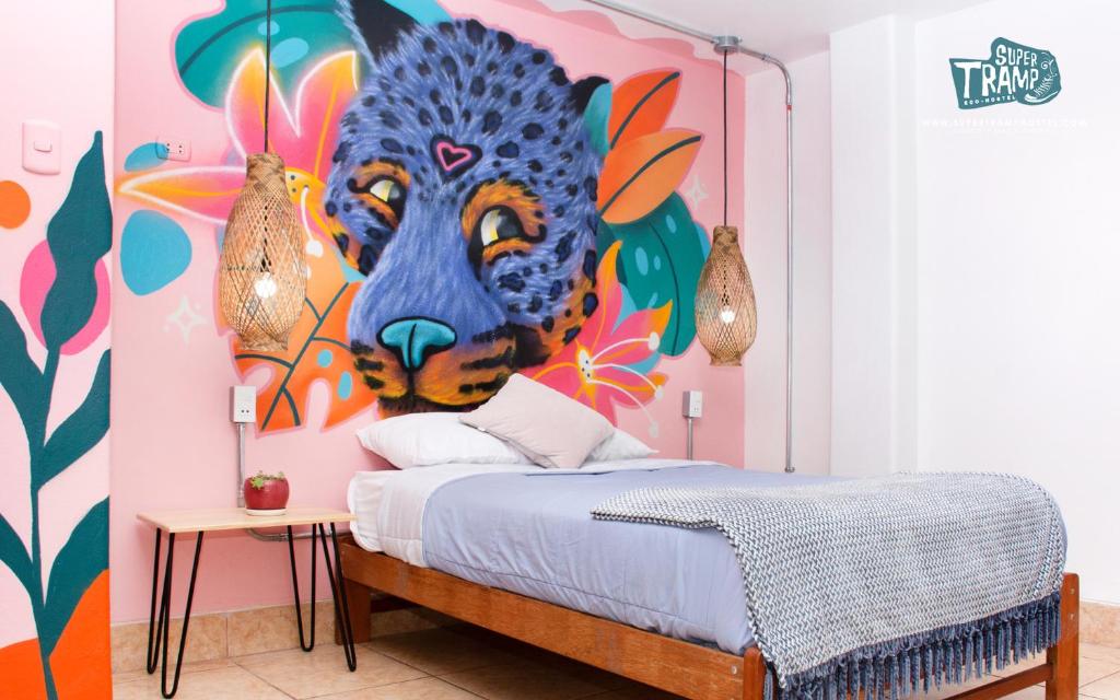 马丘比丘Supertramp Hostel Machupicchu的卧室墙上挂着一幅虎画