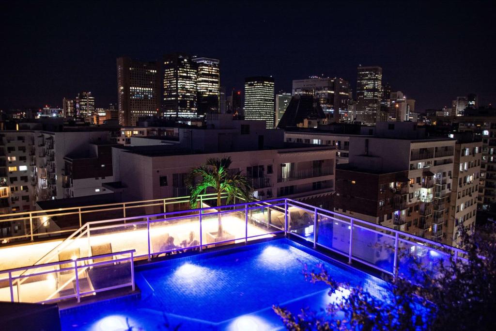 里约热内卢卡萨诺瓦酒店的夜晚从建筑物屋顶上欣赏美景