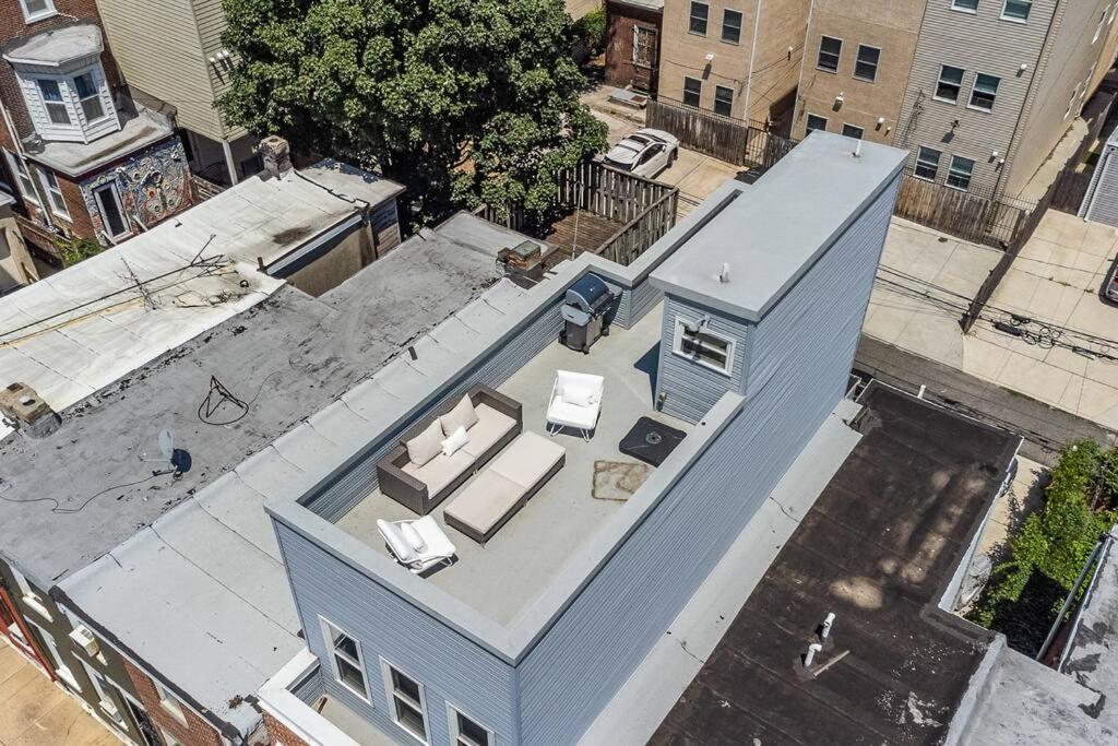 费城Trendy Fairmount Gem-5 star Location, Roof Deck, PARKING, GR8 for FAMILIES的蓝色房子的顶部景色,配有沙发