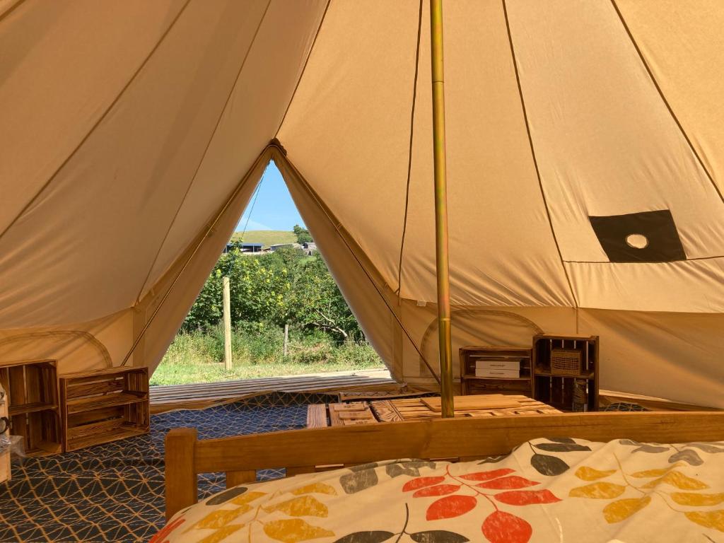 利克Roaches Retreat Eco Glampsite - Wallaby Way Bell Tent的一个带两张床的帐篷